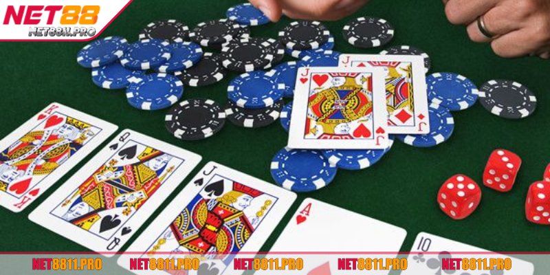 Đại Liêng Online – Trò Chơi Thách Thức Trí Tuệ Đỉnh Cao 4 Quan sát hành vi đối thủ để đoán bài và đưa ra chiến lược hợp lý
